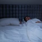Gece uyanık yatakta oturan kadın