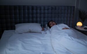 Gece uyanık yatakta oturan kadın