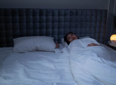 Gece uyanık yatakta oturan kadın