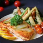 Sebze ve protein içeren dengeli tabak