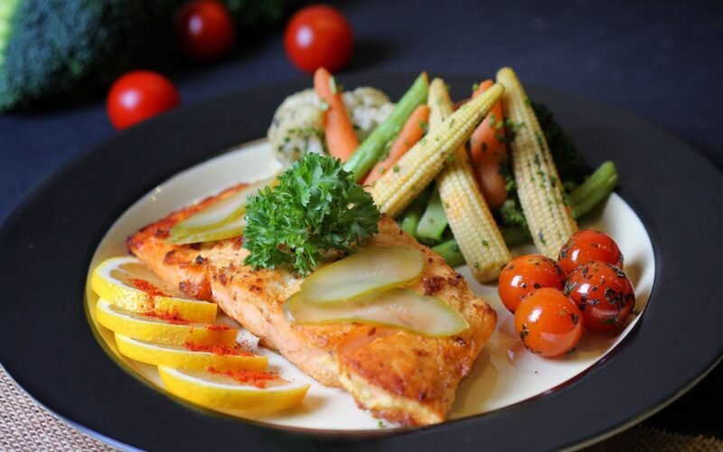 Sebze ve protein içeren dengeli tabak