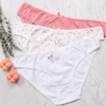 Pembe ve beyaz pamuklu iç çamaşırları