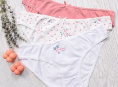 Pembe ve beyaz pamuklu iç çamaşırları