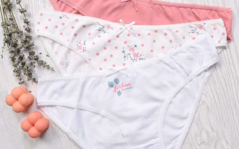 Pembe ve beyaz pamuklu iç çamaşırları