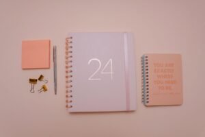 Pembe ajanda ve not kâğıtları