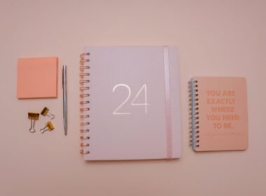 Pembe ajanda ve not kâğıtları