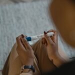 Elinde gebelik testi tutan kadın