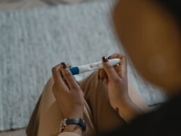 Elinde gebelik testi tutan kadın
