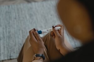 Elinde gebelik testi tutan kadın