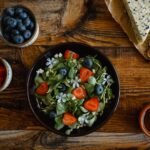 Masada salata ve sebzelerden oluşan bir öğün