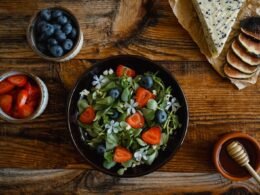 Masada salata ve sebzelerden oluşan bir öğün