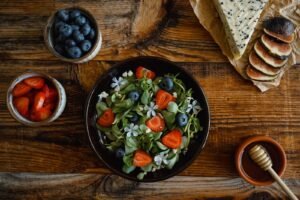 Masada salata ve sebzelerden oluşan bir öğün