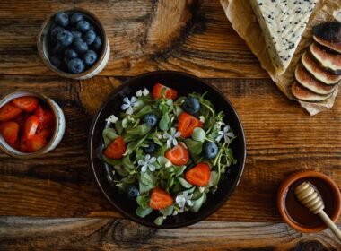 Masada salata ve sebzelerden oluşan bir öğün
