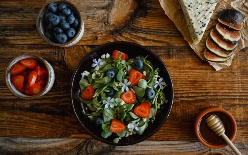 Masada salata ve sebzelerden oluşan bir öğün